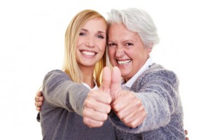 Oma und Enkeltochter halten Daumen hoch